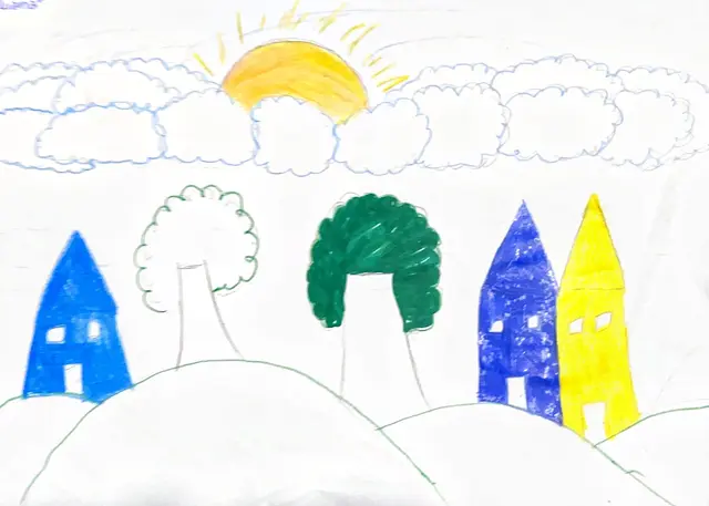 Paisaje: casas azul y amarilla, árboles, columna de nubes y sol amarillo
