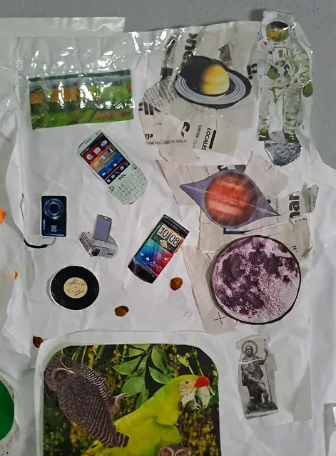 Detalle del mural: recortes de revista con luna, planetas, astronauta, celulares, cámara y disco